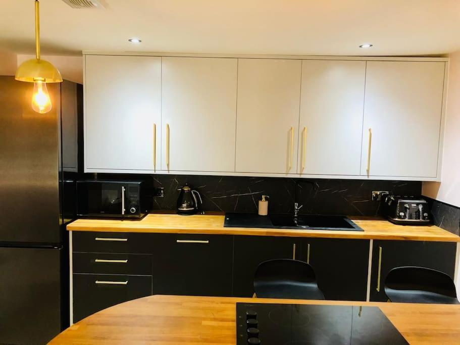 Superb 2 Bed Flat In - Historic, Location! Apartment